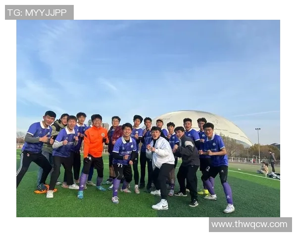 团结一心共护队友足球精神彰显团队力量与友谊之美