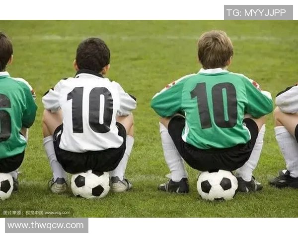 派克足球:探索足球运动的魅力与团队精神的完美结合 派克足球:探索足球运动的魅力与团队精神的完美结合