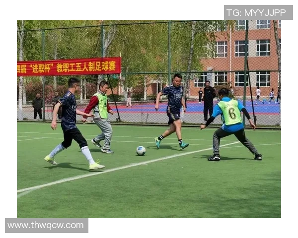 雨中奔跑的青春与梦想足球场上的激情与坚持 雨中奔跑的青春与梦想足球场上的激情与坚持
